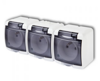 Karlik trojzásuvka s uzemněním, přisazená IP-54, bílá, s Junior GHE-3D klapkou