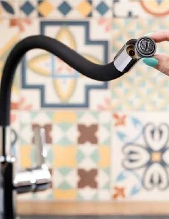 KFA Armatura Rumba dřezová baterie s flexibilním výtokem, chrom/černá 6553-915-00