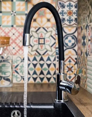 KFA Armatura Rumba dřezová baterie s flexibilním výtokem, chrom/černá 6553-915-00