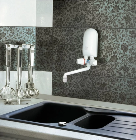 Dafi průtokový ohřívač vody nad dřez, 5,5 kW, s bílou baterií O.OG.1.0.0.0.5.5.BAT.BIA