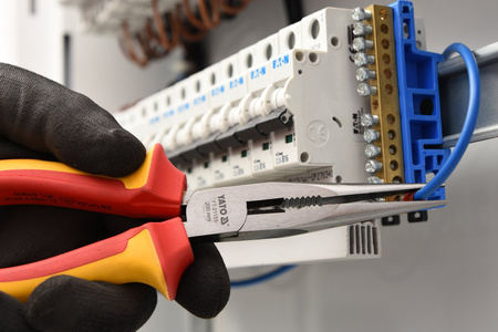 Podlouhlé rovné kleště Yato 200 mm VDE YT-21155