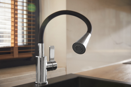 KFA Rumba Duo dřezová armatura s flexibilním výtokem, chrom/černá 6553-925-00