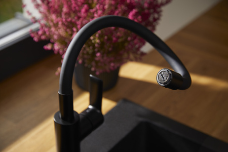 KFA Armatura Rumba dřezová baterie s flexibilním výtokem, černá 6553-915-81