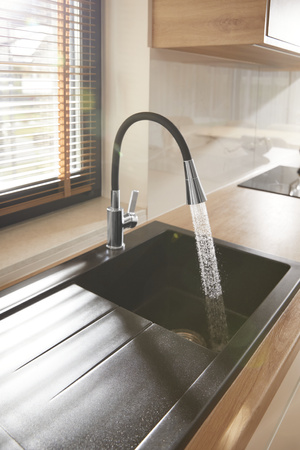 KFA Rumba Duo dřezová armatura s flexibilním výtokem, chrom/černá 6553-925-00